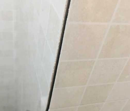 武穴瓷砖空鼓维修公司分享阳台瓷砖脱落的修复过程可以分为以下几个步骤